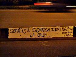 accionpoeticacolombia:  “Sonríe, tu sonrisa ilumina la