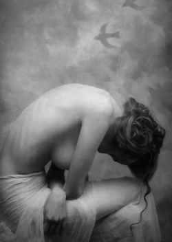 thesensualstarfish:  sukanji:  Photo by Joyce Tenneson.  One