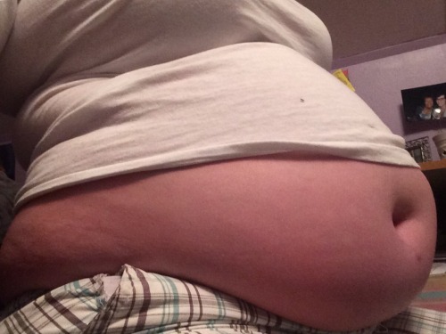 bisexualfeederyo:  My Summer aesthetic: belly hang visible under t shirt 