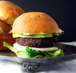 veganfoodblog:  Black Bean and Black Rice Veggie Burger