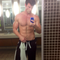 Derek Theler selfie