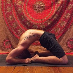 yogadudes:  (via  @mens_yoga 👉 Tag someone to …Instagram