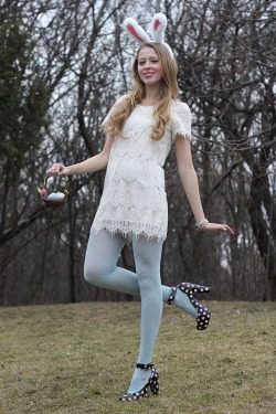 fashion-tights:  White lace dress with turquoise tights and polka