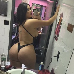 thickbootymagazine:  Miror…mirror tell her that booty is so