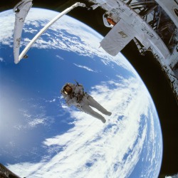 gunsandposes-history:  Spacewalk, 1994, during the STS-64 mission