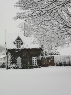 vwcampervan-aldridge:  Snow covered gatekeepers Cottage, Dartmouth