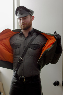 leatherbeardave:  goldfarts:Leather and bomber jacket  Woof woof.