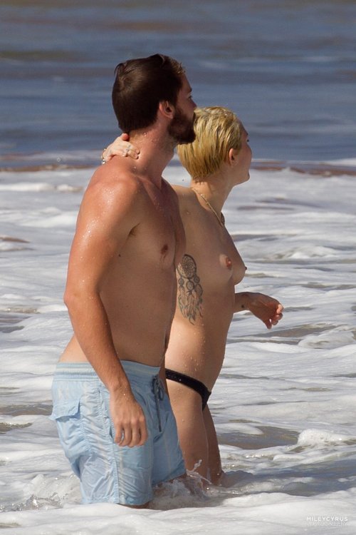 toplessbeachcelebs:Miley CyrusÂ swimming topless in HawaiiÂ (January 2015)Download the Full Set (38 Photos)