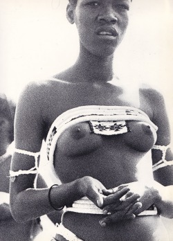 From African Image, by Sam Haskins. See more samples on Naked Books. And see more beautiful African girls on Native Nudity.