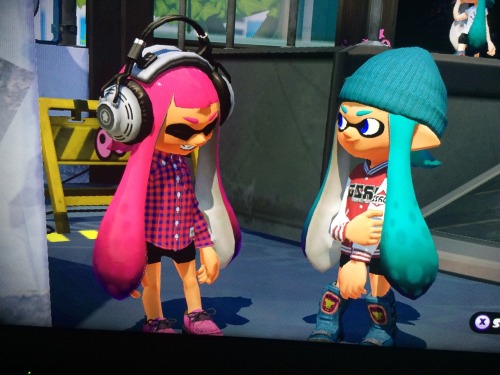 pumpkinparty:  look at these two inkling girls flirting