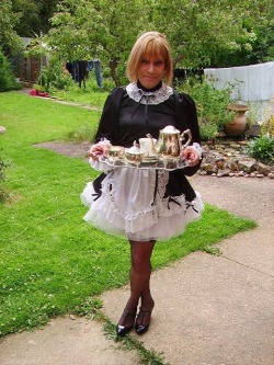 vickymarie6787:What a lovely sissy maid Julie makes here I wounder