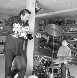 shopmidnightrider:Family Band Practice : Waylon Jennings &