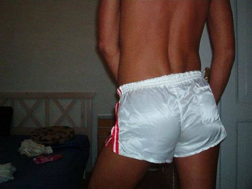 guysinshortshorts.tumblr.com/post/127994189320/