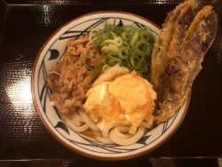 udonangya: 丸亀製麺大須店で、牛肉ぶっかけうどん430、なす天80、半熟卵天100、おにぎり120、〆て730円也。
