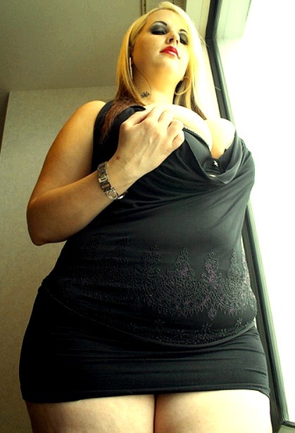 xxlgirls:  spoonringguy:  Nice!!!  Impress your entourage by dating a such curvy girl. 