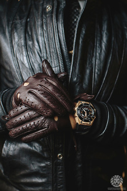 watchanish:  Linde Werdelin Oktopus Moon Tattoo.Read the full