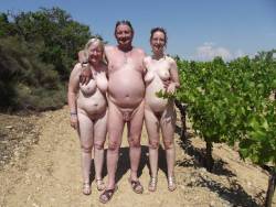 nakedingarden:  Naked family in garden … nice :)  Such a free
