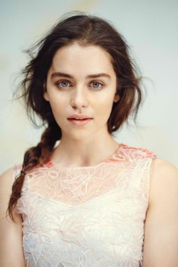 st0rmb0rndany:  December Vogue Game of Thrones star Emilia Clarke
