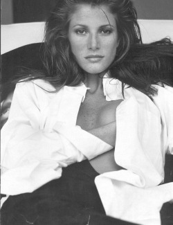 80s-90s-supermodels:  Angie Everhart, early 90s 