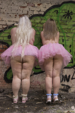 la-vie-en-r0se-x: baby butts with @littleprincesschloe✨  Thick