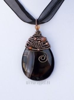 themagicfarawayttree:Agate teardrop wire wrapped pendant