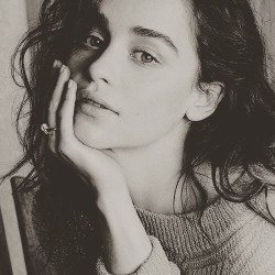 I just feel I love with khaleesi ( Emilia Clarke) 😍