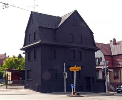 sixpenceee:  Haus in Schwarz (House in Black)  In the city centre