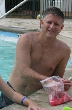 daddiesnextdoor:  doemaarweer:Handsome Dad at PoolsideWant to