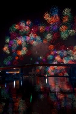 megazal:  Fireworks Over The Bridge Called “α-BASHI” (via