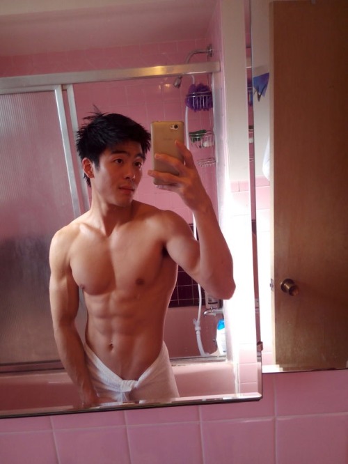 racialtransformations:  When Jake woke up this morning, he was surprised to see that he wasn’t in his own flat, in his own country, or in his own body.  He walked into the bathroom to see an Asian face staring back at him.    Just yesterday, he received