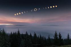 sixpenceee:  Amazing photo of totality in Oregon by photographer