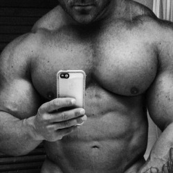 pjsesq:  Muscle porn Bulk Short man Hulk Big traps Pendulant