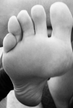 archesfeetsole:  Hi hier ook geil holle voetjes van mijn vrouw