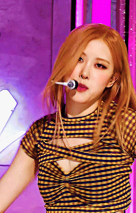 femaleidol:  ROSÉInkigayo (220925)