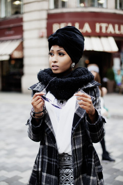 modeststreetfashion:  Snapped this young lady who looks prepared