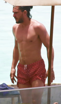 hotfamousmen:  Kit Harington