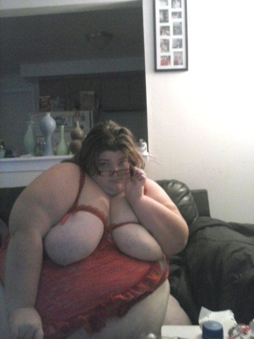 anotherssbbwfanatic:  drfeedwell:  missgg4u:  oops it doesnt fit hehehehehehheheh   Wow!!’  I want her so bad