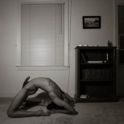 shizzler:  naked-yoga:   ~ Sasha ~ Kapotasana  Impressive!