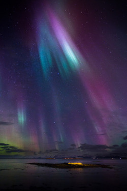 earthlycreations:  Northern Lights (5) by Greenzowie
