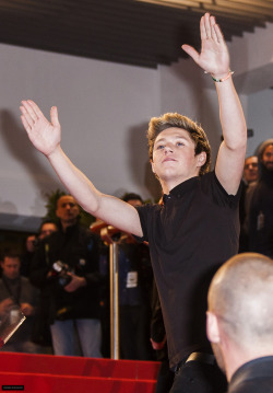 1dupdateschile:  Niall at the Red Carpet at the NRJ Music Awards