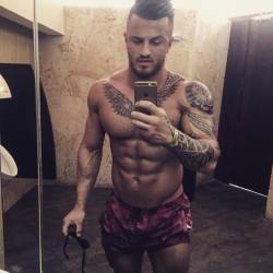 musclemayhem:  (via iphone_438.jpg 960×960 pixels) 