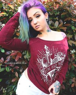 stacicastle:  It’s officially sweater weather! 🤗 Normally