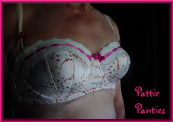 pattiespics:  Here is Pattie wearing the bra that she has recently