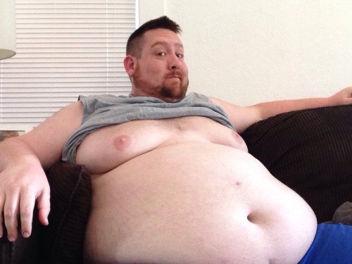 socalchubbybear:  My tummy Tuesday contribution. :-)   Love it when moobs are perched ever so nicely on a vast expanse of belly