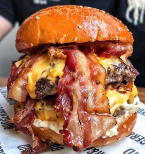 peony911:  yummyfoooooood:  Bacon Double Cheeseburger   I want