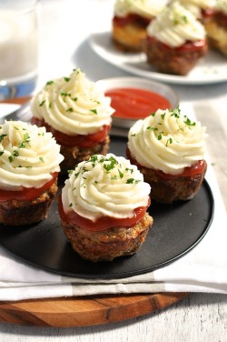 hethatcures:  nom-food:Meatloaf cupcakes with mashed potatoes