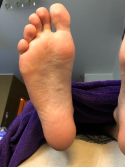 paulsbunion:  feetman80:  Big soft German soles   Love these