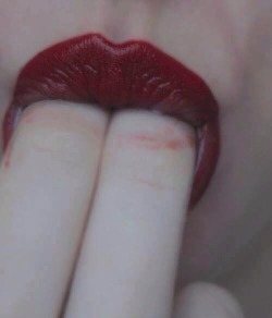 eroswoman:  Il mio primo pensarti è in bocca…  sulle mie labbra…