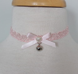 thecreepylittlegirl:  Lace Heart Collar 