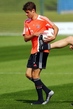 xlrugbysocks: germanfeet: Thomas Müller, socks socks pulled